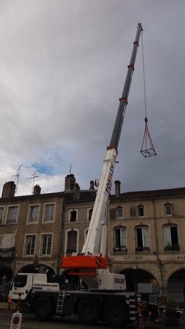 Intervention d’une grue de 33 mètres place Duroc