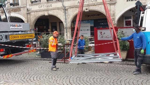 Intervention d’une grue de 33 mètres place Duroc