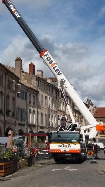 Intervention d’une grue de 33 mètres place Duroc