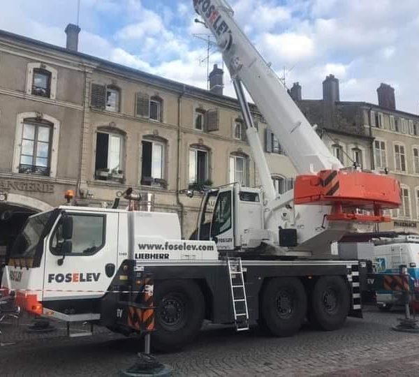 Intervention d’une grue de 33 mètres place Duroc