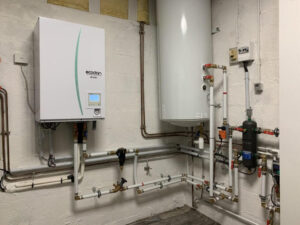 module hydraulique et ballon d'eau chaude avec tuyauterie complète dans un local technique