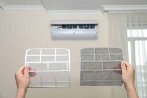 photo de 2 filtres d'une climatisation, un propre et l'autre encrassé